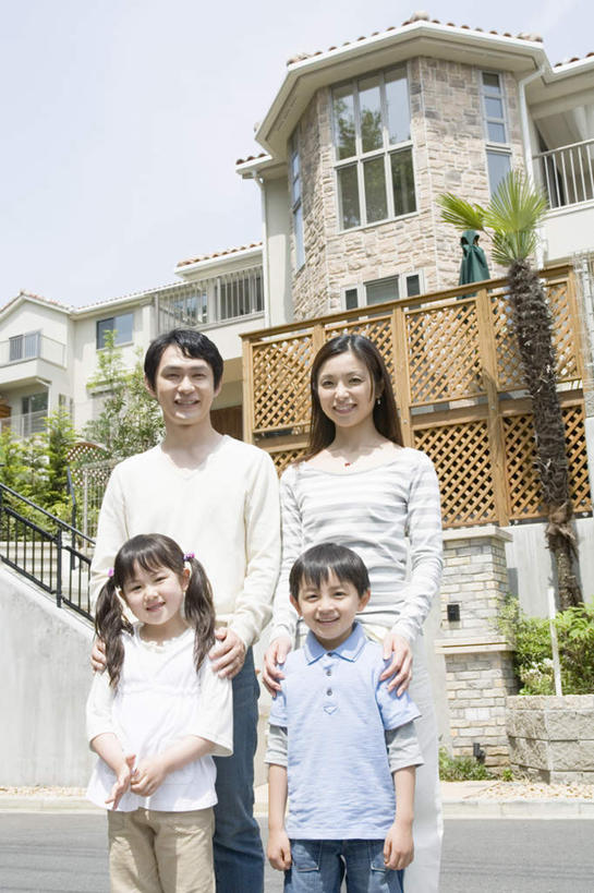 东方人,儿童,四个人,家庭,夫妻,母亲,父亲,女儿,儿子,家,站,笑,微笑,露齿笑,竖图,室外,白天,正面,爱情,旅游,度假,纯洁,美景,别墅,城市风光,城市,道路,建筑,路,亚洲,服装,房屋,屋子,景观,公寓,小路,交通,浪漫,注视,休闲装,黄种人,娱乐,建设,洋房,楼房,住宅,小孩,衣服,蓝色,蓝天,天空,天,观察,看,站着,享受,休闲,温暖,温馨,父女,父子,母女,母子,一家人,休闲服,景色,恩爱,放松,父爱,可爱,母爱,童年,童趣,搭,恋人,服饰,乡间小路,晴朗,观看,和睦,察看,搭着,关注,童真,烂漫,无邪,万里无云,天真,男孩,男人,男性,年轻男性,年轻女性,女孩,女人,女性,亚洲人,孩子,年轻人,夫妇,情侣,晴空,晴空万里,站立,半身,彩图,房子,伴侣,融洽,男生,女生