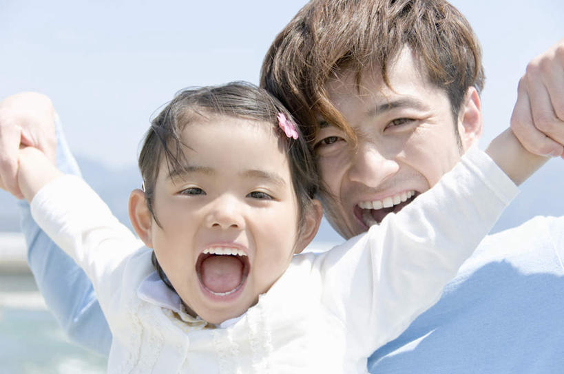 东方人,儿童,脸,头,脸颊,手,两个人,家庭,父亲,女儿,站,伸展双臂,笑,微笑,露齿笑,横图,室外,特写,白天,正面,兴奋,纯洁,海浪,海洋,亚洲,双手,握,阴影,服装,朦胧,模糊,光线,影子,浪花,水平线,海平线,拿,拿着,注视,休闲装,黄种人,肩膀,小孩,衣服,蓝色,蓝天,天空,阳光,海水,天,观察,看,站着,张嘴,休闲,温暖,温馨,父女,一家人,手部,休闲服,父爱,可爱,童年,童趣,握着,服饰,晴朗,观看,和睦,察看,关注,张大嘴巴,海景,童真,烂漫,无邪,万里无云,天真,男人,男性,年轻男性,女孩,亚洲人,孩子,年轻人,头部,脸部,脸蛋,面部,大海,风浪,海,海水的波动,近岸浪,涌浪,晴空,晴空万里,张开嘴,敞开双臂,伸开双臂,展开双肩,站立,张开手臂,张开双臂,半身,彩图,高兴,融洽,女生