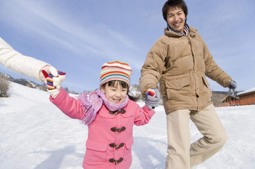 东方人,儿童,三个人,家庭,夫妻,母亲,父亲,女儿,站,走,握手,笑,微笑,露齿笑,横图,室外,白天,正面,爱情,纯洁,雪,大雪,帽子,亚洲,阴影,服装,装饰,光线,影子,积雪,雪景,云,云朵,冬季,冬天,浪漫,云彩,注视,黄种人,小孩,衣服,蓝色,白云,蓝天,天空,阳光,围巾,天,观察,看,站着,温暖,温馨,父女,母女,三口之家,一家人,恩爱,父爱,寒冷,可爱,母爱,童年,童趣,恋人,服饰,晴朗,围脖,观看,羽绒服,保暖,华丽,点缀,和睦,察看,御寒,关注,童真,烂漫,无邪,衬托,美观,雅致,雅观,棉帽,严寒,冬装,天真,男人,男性,年轻男性,年轻女性,女孩,女人,女性,亚洲人,孩子,年轻人,夫妇,情侣,晴空,步行,搀手,拉手,散步,手搀手,手拉手,手牵手,手握手,站立,走路,半身,彩图,伴侣,融洽,女生