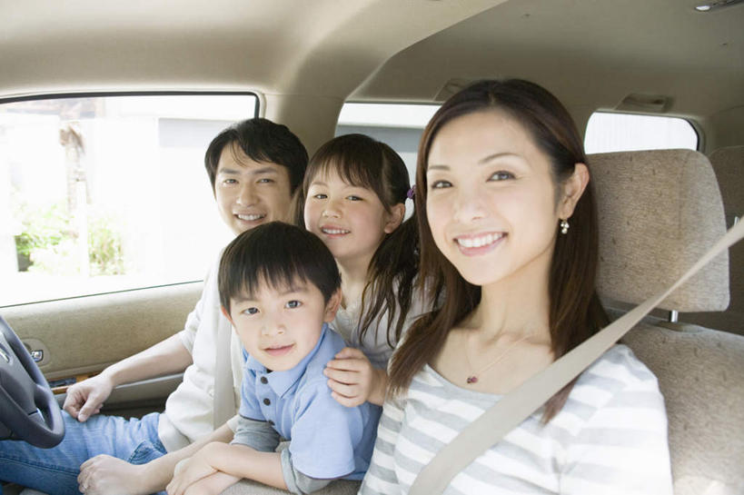 东方人,儿童,四个人,家庭,夫妻,母亲,父亲,女儿,儿子,坐,笑,微笑,露齿笑,横图,室外,白天,侧面,爱情,纯洁,安全,汽车,亚洲,一辆,阴影,服装,光线,影子,带子,防护,浪漫,扭头,注视,休闲装,黄种人,方向,车,小孩,衣服,阳光,安全带,方向盘,绳子,交通工具,轿车,观察,看,转头,休闲,温暖,温馨,父女,父子,母女,母子,一家人,休闲服,恩爱,父爱,可爱,母爱,童年,童趣,恋人,服饰,观看,保护,绳索,和睦,察看,关注,载具,保险,童真,烂漫,无邪,安全绳,保全,周全,安稳,安定,平安,天真,男孩,男人,男性,年轻男性,年轻女性,女孩,女人,女性,亚洲人,孩子,年轻人,夫妇,情侣,坐着,半身,彩图,伴侣,融洽,男生,女生