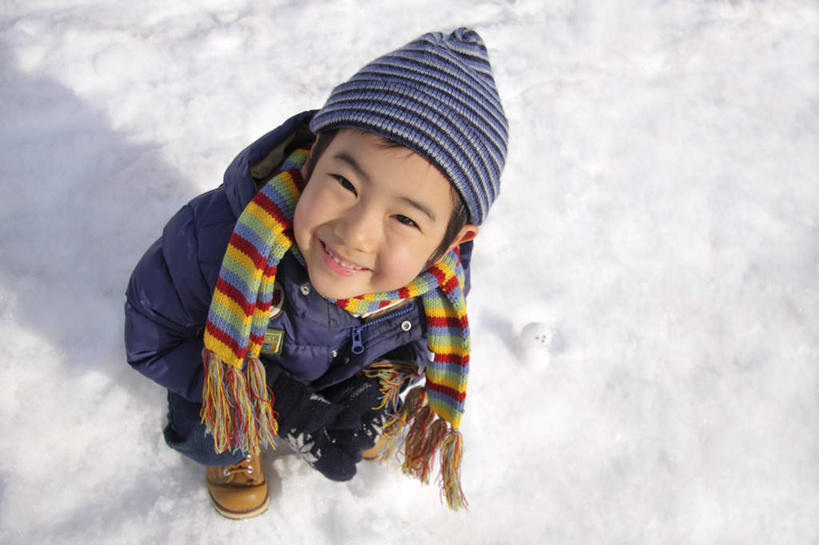 东方人,儿童,一个人,蹲,笑,微笑,露齿笑,横图,俯视,室外,白天,纯洁,雪,大雪,帽子,亚洲,仅一个男性,仅一个人,阴影,服装,装饰,光线,影子,积雪,雪景,冬季,冬天,注视,黄种人,小孩,衣服,阳光,围巾,观察,看,仅一个小孩,温暖,寒冷,可爱,童年,童趣,服饰,围脖,观看,羽绒服,保暖,华丽,点缀,察看,御寒,关注,童真,烂漫,无邪,衬托,美观,雅致,雅观,棉帽,严寒,冬装,天真,男孩,男人,男性,亚洲人,孩子,蹲着,抬头,仰头,彩图,高角度拍摄,全身,男生