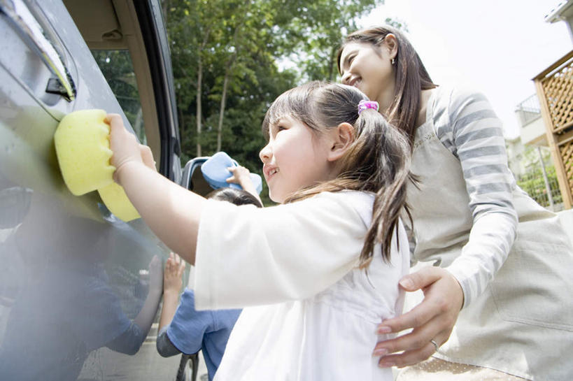 东方人,儿童,两个人,家庭,母亲,女儿,站,蹲,笑,微笑,露齿笑,横图,室外,白天,仰视,纯洁,植物,汽车,亚洲,一辆,擦,抚摸,握,服装,海绵,拿,拿着,注视,休闲装,黄种人,车,树,树木,小孩,衣服,蓝色,绿色,蓝天,天空,自然,交通工具,轿车,天,观察,看,站着,休闲,温暖,温馨,母女,一家人,休闲服,可爱,母爱,童年,童趣,擦拭,握着,服饰,生长,晴朗,成长,观看,和睦,察看,关注,载具,童真,烂漫,无邪,万里无云,揩擦,拭,天真,年轻女性,女孩,女人,女性,亚洲人,孩子,年轻人,晴空,晴空万里,蹲着,站立,半身,彩图,低角度拍摄,融洽,女生,轻抚