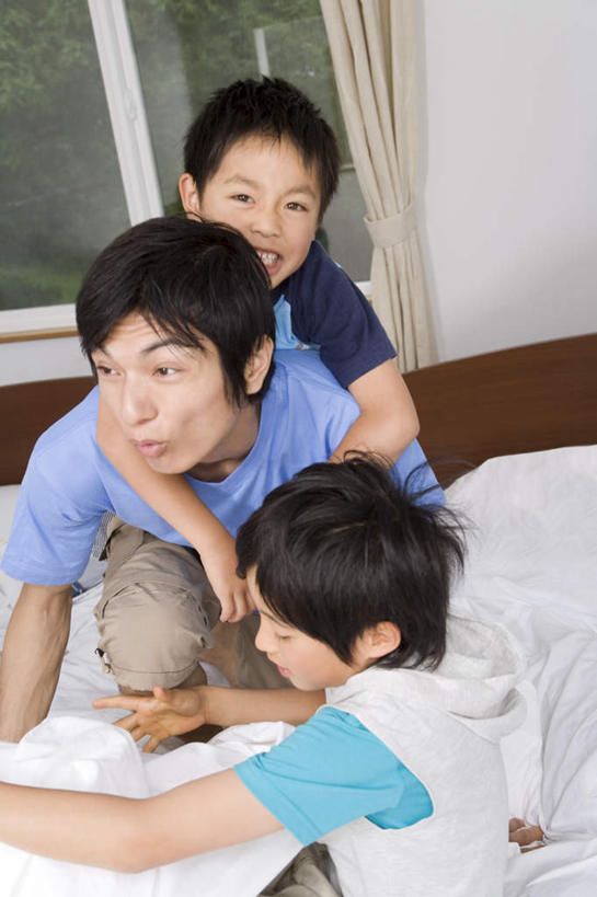 东方人,儿童,三个人,家庭,父亲,儿子,站,坐,蹲,抱,笑,微笑,露齿笑,竖图,室内,白天,正面,纯洁,窗户,窗帘,床,卧室,亚洲,服装,朦胧,模糊,床单,扭头,注视,休闲装,黄种人,被子,玻璃窗,小孩,衣服,观察,看,趴着,站着,转头,休闲,温暖,温馨,父子,一家人,休闲服,父爱,可爱,童年,童趣,服饰,单人床,抱着,观看,和睦,察看,被单,搂着,关注,童真,烂漫,无邪,天真,男孩,男人,男性,年轻男性,亚洲人,孩子,年轻人,蹲着,怀抱,搂,搂抱,趴,相抱,拥抱,站立,坐着,半身,彩图,睡房,卧房,融洽,男生