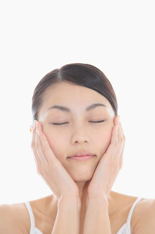 东方人,脸,头,脸颊,手,一个人,站,举,闭眼,摸,竖图,室内,特写,白天,留白,白色背景,正面,吊带,亚洲,双手,仅一个年轻女性,仅一个女性,仅一个人,抚摸,服装,吊带衫,休闲装,黄种人,肩膀,衣服,白色,托,站着,休闲,手部,休闲服,摄影,服饰,影棚,年轻女性,女人,女性,亚洲人,头部,脸部,脸蛋,面部,闭眼睛,闭着眼,闭着眼睛,触摸,接触,举起,举手,举着,向上举,向上伸,向上托,站立,半身,彩图,影棚拍摄,拍摄