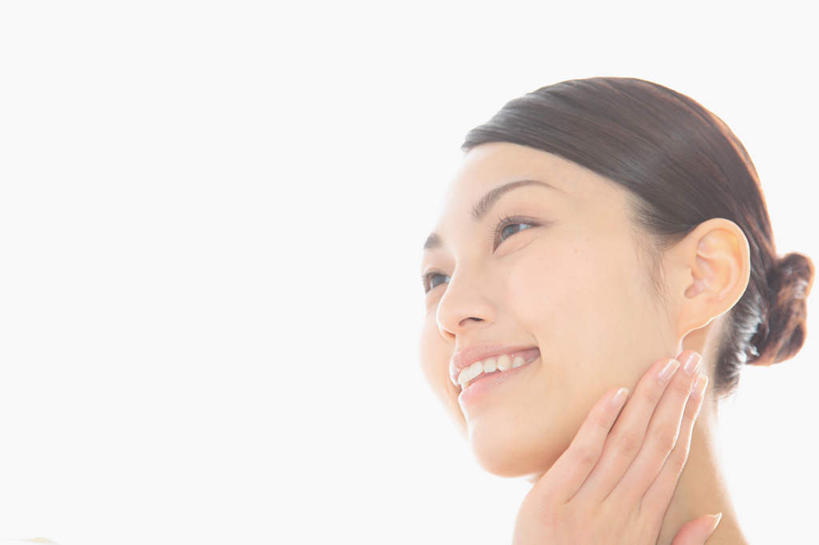 东方人,脸,头,脸颊,手,一个人,站,举,笑,摸,微笑,露齿笑,横图,室内,特写,白天,留白,白色背景,仰视,亚洲,仅一个年轻女性,仅一个女性,仅一个人,抚摸,服装,注视,休闲装,黄种人,肩膀,衣服,观察,看,托,站着,休闲,手部,休闲服,摄影,服饰,影棚,观看,单手,察看,关注,年轻女性,女人,女性,亚洲人,头部,脸部,脸蛋,面部,触摸,接触,举起,举手,举着,向上举,向上伸,向上托,站立,半身,彩图,低角度拍摄,影棚拍摄,拍摄