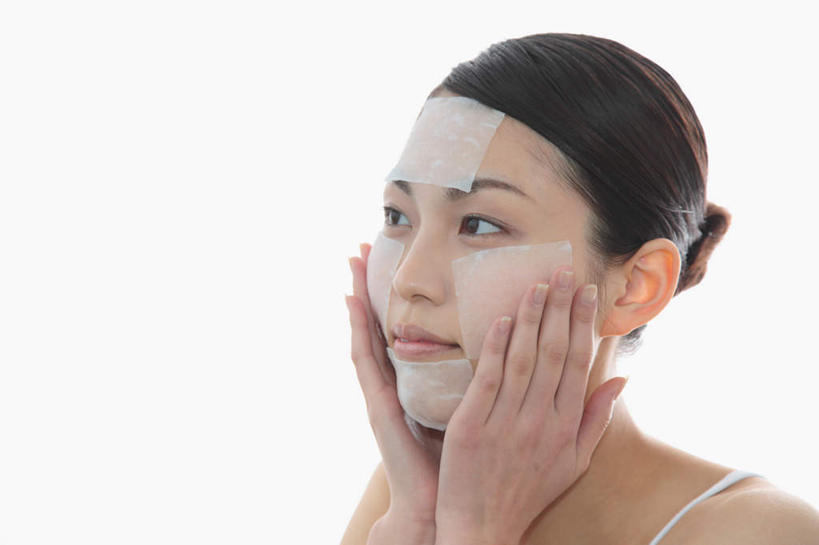 东方人,脸,头,脸颊,手,一个人,站,举,摸,横图,室内,特写,白天,留白,白色背景,正面,吊带,亚洲,双手,仅一个年轻女性,仅一个女性,仅一个人,抚摸,护肤,服装,注视,吊带衫,休闲装,黄种人,肩膀,衣服,白色,化妆棉,观察,看,托,站着,保养,享受,休闲,手部,休闲服,面膜,放松,保健,摄影,服饰,影棚,观看,察看,关注,补水,年轻女性,女人,女性,亚洲人,头部,脸部,脸蛋,面部,触摸,接触,举起,举手,举着,向上举,向上伸,向上托,站立,半身,彩图,影棚拍摄,拍摄