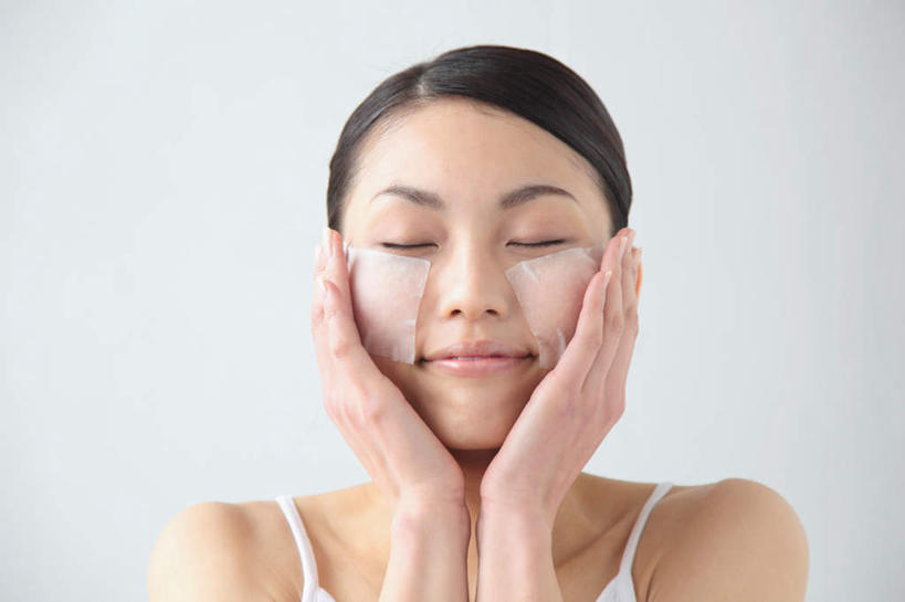 东方人,脸,头,脸颊,手,一个人,站,举,闭眼,摸,横图,室内,特写,白天,留白,白色背景,正面,吊带,亚洲,双手,仅一个年轻女性,仅一个女性,仅一个人,抚摸,护肤,服装,吊带衫,休闲装,黄种人,肩膀,衣服,白色,化妆棉,托,站着,保养,享受,休闲,手部,休闲服,面膜,放松,保健,摄影,服饰,影棚,补水,年轻女性,女人,女性,亚洲人,头部,脸部,脸蛋,面部,闭眼睛,闭着眼,闭着眼睛,触摸,接触,举起,举手,举着,向上举,向上伸,向上托,站立,半身,彩图,影棚拍摄,拍摄