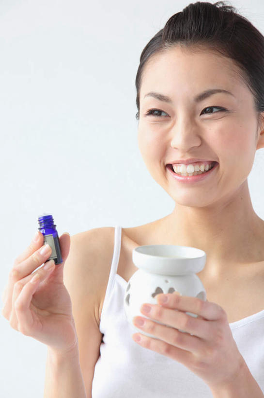 东方人,脸,头,脸颊,手,一个人,站,举,笑,微笑,露齿笑,竖图,室内,特写,白天,白色背景,正面,化妆,美容,吊带,亚洲,双手,仅一个年轻女性,仅一个女性,仅一个人,护肤,握,服装,拿,拿着,注视,吊带衫,休闲装,黄种人,肩膀,衣服,白色,化妆品,瓶子,塑料制品,观察,看,托,站着,保养,享受,休闲,手部,休闲服,塑料瓶,放松,握着,保健,摄影,服饰,影棚,观看,察看,关注,养颜,年轻女性,女人,女性,亚洲人,头部,脸部,脸蛋,面部,举起,举手,举着,向上举,向上伸,向上托,站立,半身,彩图,影棚拍摄,拍摄