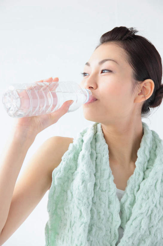 东方人,一个人,站,举,竖图,室内,白天,留白,白色背景,正面,水,吊带,纺织品,亚洲,仅一个年轻女性,仅一个女性,仅一个人,一条,喝,握,服装,纺织物,液体,拿,拿着,注视,吊带衫,休闲装,黄种人,饮用水,衣服,白色,瓶子,塑料制品,毛巾,矿泉水,观察,看,清洁,托,站着,休闲,休闲服,塑料瓶,握着,摄影,服饰,影棚,观看,保暖,察看,关注,蒸馏水,透气,防水,储水,耐磨,吸水,年轻女性,女人,女性,亚洲人,举起,举手,举着,向上举,向上伸,向上托,站立,半身,彩图,影棚拍摄,拍摄