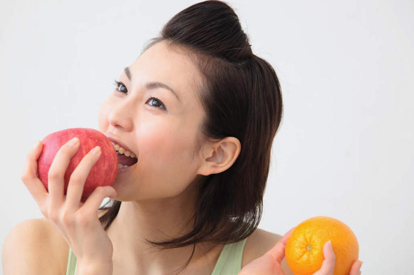 东方人,脸,头,脸颊,手,一个人,站,举,笑,微笑,露齿笑,横图,室内,特写,白天,白色背景,正面,苹果,柑橘,水果,亚洲,仅一个年轻女性,仅一个女性,仅一个人,握,咬,服装,朦胧,模糊,新鲜,生食,食品,果实,拿,拿着,注视,休闲装,黄种人,肩膀,食物,衣服,观察,看,托,站着,休闲,手部,休闲服,握着,摄影,服饰,有机食品,绿色食品,影棚,观看,单手,察看,关注,年轻女性,女人,女性,亚洲人,头部,脸部,脸蛋,面部,橘子,桔子,橙子,橙,举起,举手,举着,向上举,向上伸,向上托,站立,半身,彩图,影棚拍摄,拍摄