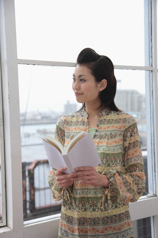 东方人,一个人,站,举,笑,微笑,竖图,室内,白天,正面,阅读,窗户,落地窗,书籍,亚洲,仅一个年轻女性,仅一个女性,仅一个人,一本,握,学习,服装,朦胧,模糊,记事本,拿,拿着,注视,休闲装,黄种人,玻璃窗,衣服,蓝色,蓝天,天空,本子,笔记本,天,翻开,观察,看,托,站着,休闲,休闲服,浏览,握着,服饰,晴朗,观看,察看,关注,万里无云,年轻女性,女人,女性,亚洲人,书,图书,晴空,晴空万里,举起,举手,举着,向上举,向上伸,向上托,站立,半身,彩图