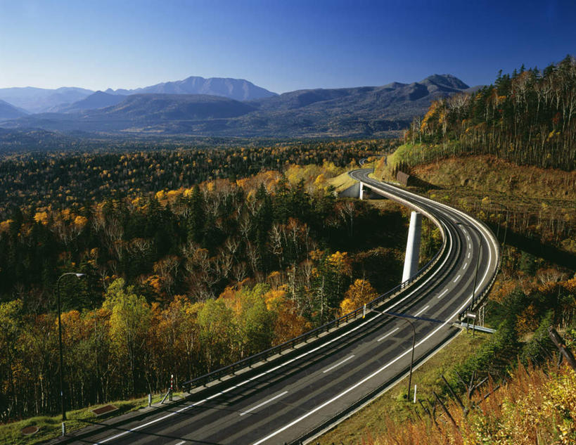 无人,横图,俯视,航拍,室外,白天,旅游,度假,草地,草坪,美景,森林,山,山脉,树林,植物,道路,路,公路,北海道,日本,亚洲,景观,山峰,分界线,停车线,交通,山峦,娱乐,草,树,树木,蓝色,绿色,蓝天,天空,自然,群山,天,享受,休闲,景色,放松,生长,晴朗,成长,车行道,车行道分界线,鸟瞰,自然风光,标线,东亚,车行线,万里无云,日本国,北海道地方,北海道岛,晴空,晴空万里,马路,彩图,高角度拍摄