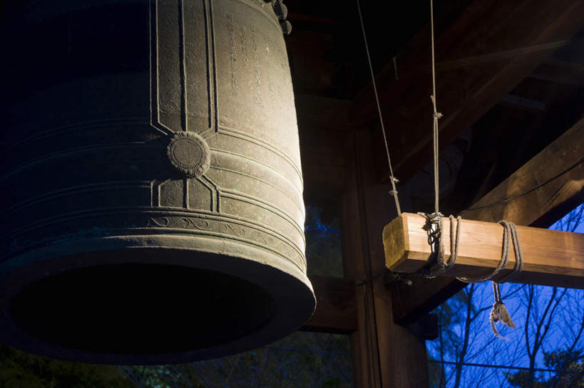 无人,横图,室外,白天,仰视,植物,京都,日本,亚洲,朦胧,模糊,时间,时钟,钟楼,计时,树,树木,蓝色,绿色,蓝天,天空,自然,绳子,钟表,天,表,京都府,生长,晴朗,成长,绳索,东亚,本州,万里无云,本州岛,日本国,近畿地方,近畿,塔钟,钟,晴空,晴空万里,彩图,低角度拍摄