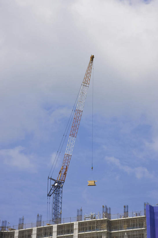 无人,高楼大厦,竖图,室外,白天,仰视,度假,技术,美景,城市风光,城市,大厦,建筑,摩天大楼,景观,云,云朵,云彩,娱乐,设备,施工,蓝色,白云,蓝天,天空,建筑工地,天,享受,休闲,机械,起重机,景色,放松,晴朗,工程,地盘,建筑地盘,施工地盘,晴空,彩图,低角度拍摄,大楼,高层建筑,高楼,工地,摩天楼