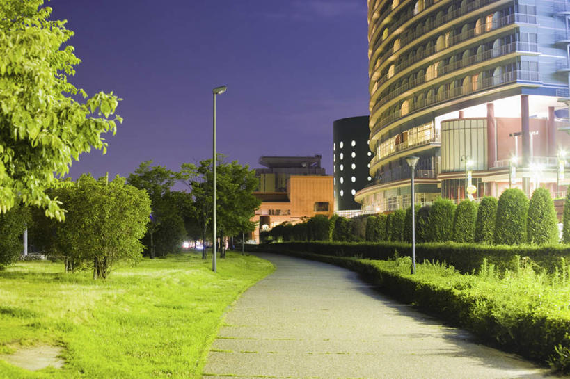 无人,高楼大厦,横图,室外,夜晚,正面,度假,草地,草坪,美景,植物,城市风光,标志建筑,城市,大厦,道路,地标,建筑,路,路灯,摩天大楼,夜景,照明,日本,亚洲,景观,小路,灯光,交通,娱乐,建设,灯,草,树,树木,绿色,自然,享受,休闲,景色,放松,生长,成长,照亮,照明设备,东亚,本州,本州岛,日本国,近畿地方,近畿,滋贺,滋贺县,彩图,大楼,高层建筑,高楼,摩天楼