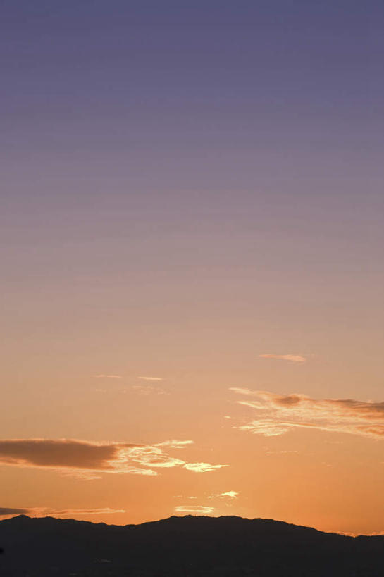 无人,竖图,室外,白天,仰视,旅游,度假,日出,美景,山,山脉,太阳,日本,亚洲,景观,山峰,朝霞,晨曦,黎明,山峦,背光,娱乐,蓝色,蓝天,天空,阳光,自然,群山,天,享受,休闲,景色,放松,自然风光,逆光,东亚,本州,本州岛,日本国,近畿地方,近畿,滋贺,滋贺县,朝阳,彩图,低角度拍摄,破晓