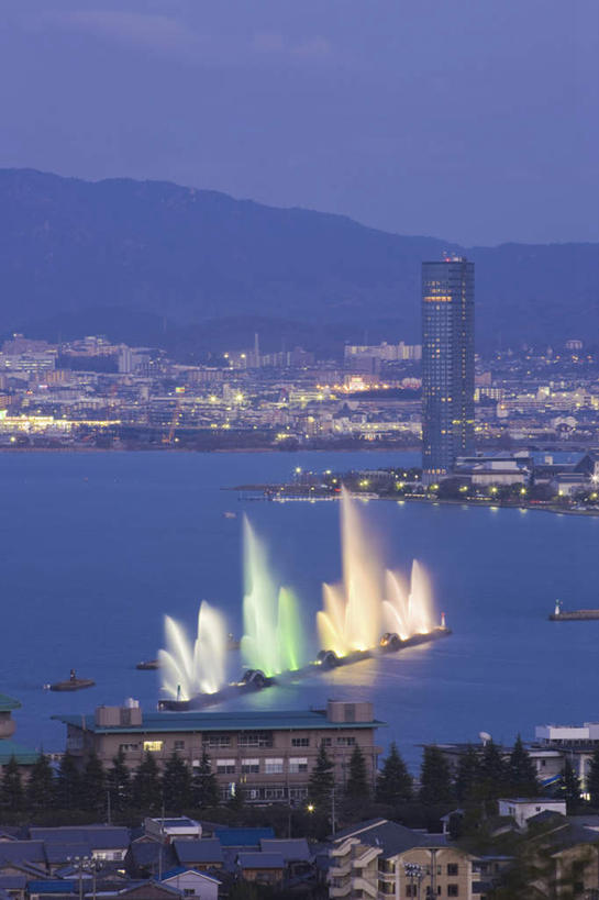 无人,高楼大厦,码头,竖图,俯视,航拍,彩色,室外,白天,度假,海浪,海洋,美景,水,城市风光,标志建筑,城市,大厦,地标,港口,建筑,摩天大楼,霓虹灯,喷泉,日本,亚洲,飞溅,溅,液体,景观,浪花,水滴,灯光,七彩,文化,娱乐,光源,建设,霓虹,灯,水珠,海水,品味,享受,休闲,景色,放松,照明设备,鸟瞰,喷洒,水景,海景,东亚,本州,本州岛,日本国,近畿地方,近畿,滋贺,滋贺县,氖灯,美观,设计,大海,风浪,海,海水的波动,近岸浪,涌浪,彩图,高角度拍摄,摆渡口,埠头,大楼,渡口,渡头,港湾,高层建筑,高楼,海港,货运码头,口岸,摩天楼,商港