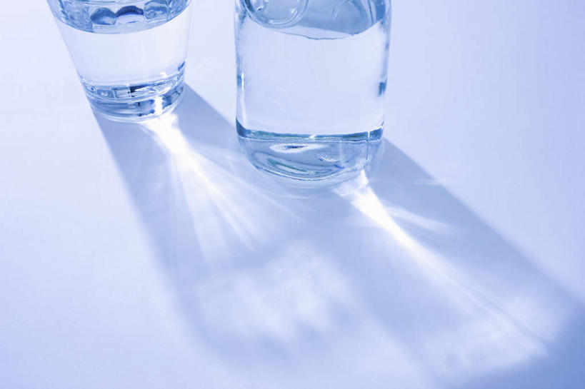 无人,办公室,横图,俯视,室内,特写,白天,白色背景,水,家具,桌子,静物,杯子,阴影,朦胧,模糊,反射,罐子,液体,影子,办公桌,水滴,玻璃制品,玻璃瓶,瓶子,水杯,摄影,影棚,办公家具,玻璃杯,彩图,高角度拍摄,影棚拍摄,拍摄