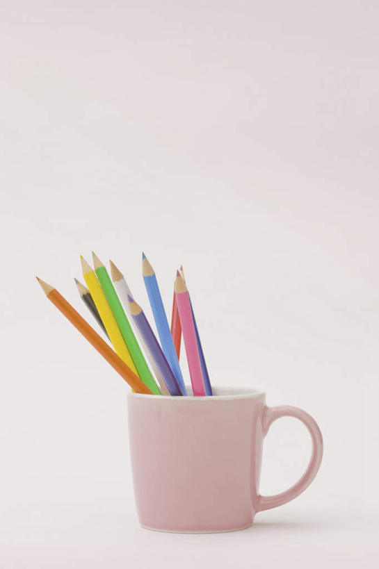 无人,竖图,彩色,室内,特写,白天,白色背景,正面,静物,杯子,一排,许多,朦胧,模糊,整齐,笔,瓷器,蜡笔,办公用品,咖啡杯,陶瓷制品,文具,排列,画笔,铅笔,学习用品,摄影,影棚,五颜六色,文具用品,色彩斑斓,队列,瓷杯,五彩缤纷,五彩斑斓,五光十色,彩图,影棚拍摄,拍摄,彩色铅笔