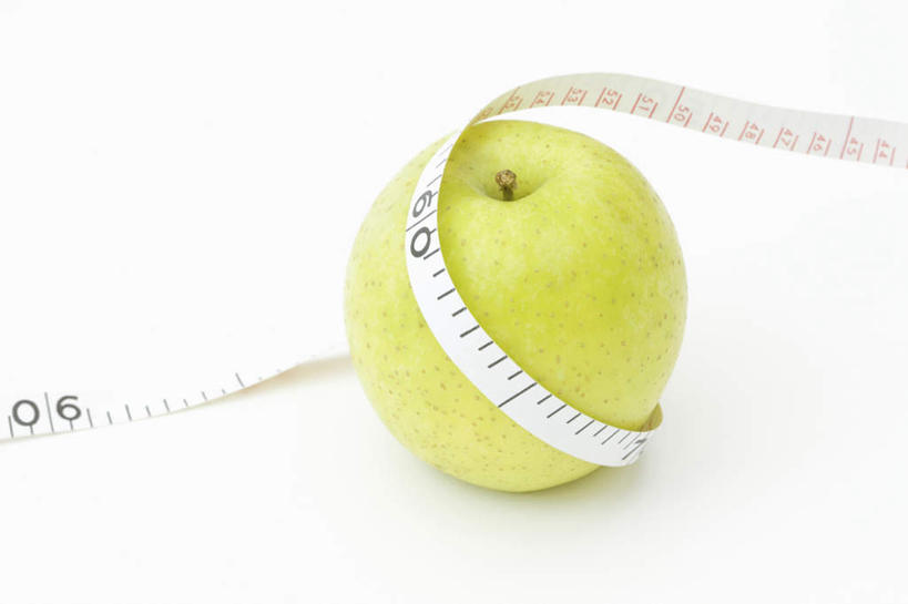 无人,横图,俯视,室内,特写,白天,白色背景,苹果,水果,一把,朦胧,模糊,新鲜,测量,皮尺,刻度,生食,食品,果实,食物,一个,绿色,尺,保养,保健,摄影,有机食品,绿色食品,影棚,单个,测量工具,尺子,减肥,腰围尺,瘦身,量具,量仪,塑料卷尺,彩图,高角度拍摄,影棚拍摄,拍摄