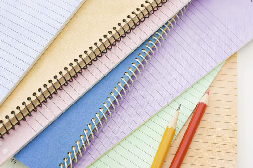 无人,横图,俯视,室内,特写,白天,白色背景,看书,阅读,桌子,静物,书籍,一堆,许多,学习,堆叠,堆积,朦胧,模糊,笔,蜡笔,办公用品,书桌,文具,课桌,铅笔,学习用品,书本,看,读书,浏览,摄影,影棚,堆,文具用品,两支,书,图书,彩图,高角度拍摄,影棚拍摄,拍摄