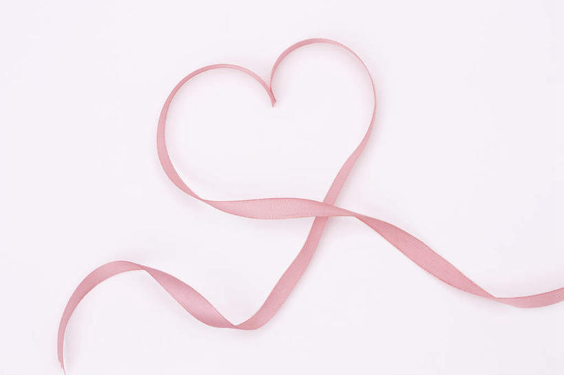 无人,横图,俯视,室内,特写,白天,白色背景,爱情,静物,爱心,曲折,弯曲,丝绸,丝带,缎带,浪漫,绸带,一个,粉色,温暖,温馨,心形,恩爱,摄影,蜿蜒,影棚,单个,和睦,心型,彩图,高角度拍摄,影棚拍摄,拍摄,融洽