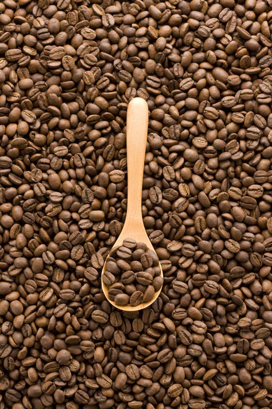 咖啡,无人,竖图,俯视,室内,特写,白天,植物,餐桌,桌子,豆,一堆,许多,堆叠,堆积,朦胧,模糊,木制,勺子,豆类,豆子,木制品,调羹,汤匙,咖啡豆,摄影,影棚,餐台,堆,豆科,咖啡因,彩图,高角度拍摄,影棚拍摄,拍摄