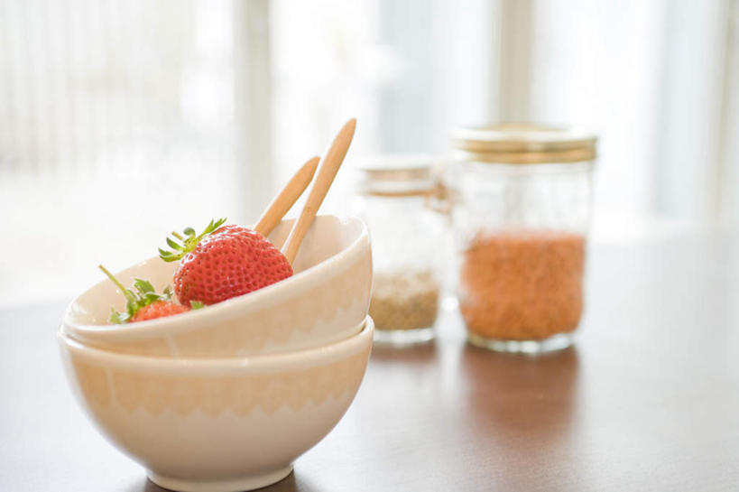 无人,横图,俯视,室内,特写,白天,餐桌,桌子,草莓,浆果,水果,一堆,堆叠,堆积,朦胧,模糊,新鲜,木制,罐子,勺子,调料,生食,食品,果实,调味品,调味料,玻璃制品,食物,两个,红色,玻璃瓶,木制品,瓶子,调羹,汤匙,碗,有机食品,绿色食品,餐台,堆,洋莓,水果皇后,红莓,地莓,彩图,高角度拍摄