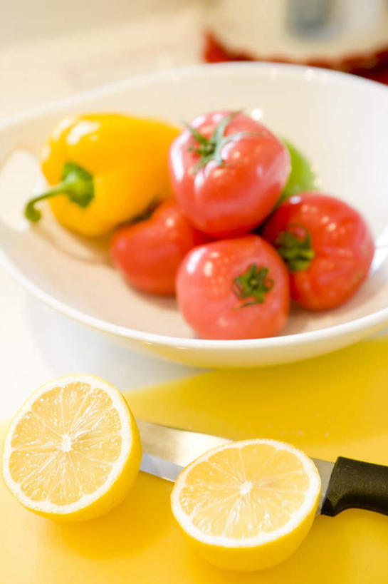 无人,竖图,俯视,室内,特写,白天,餐桌,桌子,柑橘,辣椒,蔬菜,西红柿,餐具,水果,金属制品,一把,一堆,许多,切开,堆积,朦胧,模糊,新鲜,金属,碟子,工具,盘,生食,食品,果实,案板,刀具,砧板,食物,一个,黄色,红色,盘子,碟,刀,切,有机食品,绿色食品,单个,餐台,堆,菜刀,剖面,彩椒,切面,辣角,红海椒,大椒,辣虎,广椒,切菜刀,橘子,桔子,橙子,橙,甜椒,柿子椒,辣子,海椒,番茄,番椒,灯笼椒,彩图,高角度拍摄