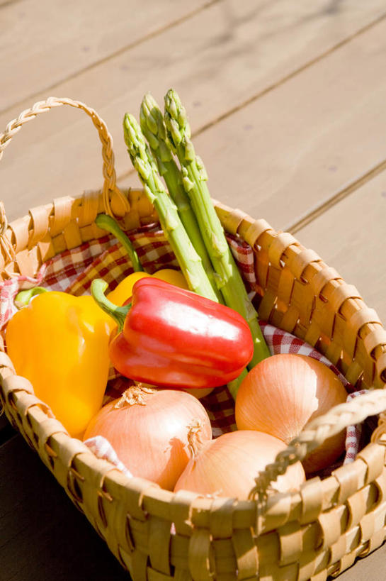 无人,竖图,俯视,室内,特写,白天,地板,辣椒,芦笋,蔬菜,洋葱,一堆,许多,阴影,堆积,朦胧,模糊,新鲜,光线,篮子,影子,食品,地面,木地板,食物,一个,摄影,藤编,有机食品,绿色食品,影棚,单个,堆,彩椒,辣角,红海椒,大椒,辣虎,广椒,猪尾巴,圆葱,药鸡豆子,洋葱头,甜椒,柿子椒,石刁柏,球葱,蚂蚁杆,龙须菜,狼尾巴根,辣子,海椒,番椒,灯笼椒,彩图,高角度拍摄,影棚拍摄,拍摄