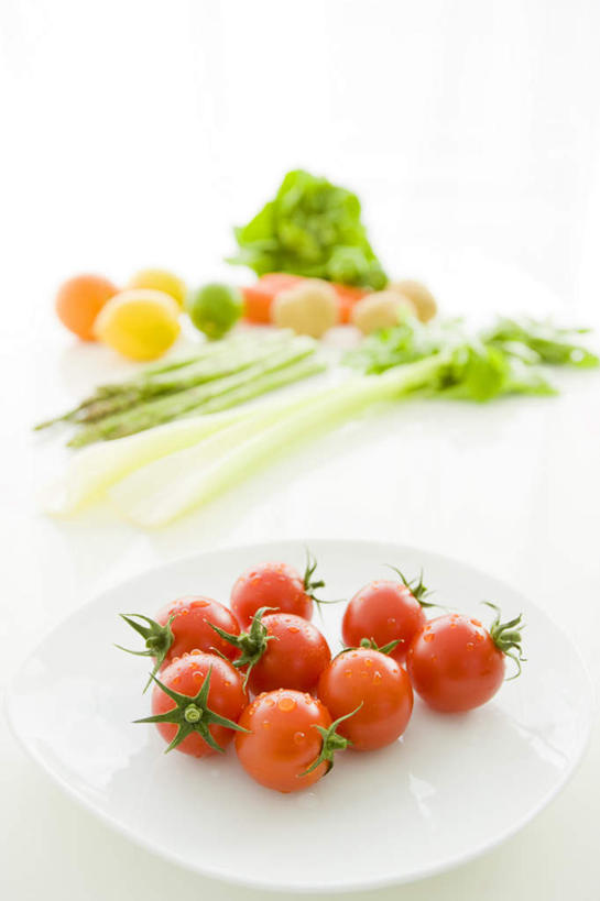 无人,竖图,俯视,室内,特写,白天,白色背景,餐桌,桌子,柠檬,芦笋,蔬菜,土豆,西红柿,餐具,水果,一堆,许多,朦胧,模糊,新鲜,碟子,盘,生菜,莴苣,生食,食品,果实,食物,一个,盘子,碟,摄影,有机食品,绿色食品,影棚,单个,餐台,堆,馍馍蛋,春菜,鹅仔菜,莴仔菜,千金菜,叶用莴苣,益母果,柠果,猪尾巴,樱桃番茄,药鸡豆子,洋芋,石刁柏,圣女果,山药蛋,蚂蚁杆,马铃薯,龙须菜,狼尾巴根,番茄,彩图,高角度拍摄,影棚拍摄,拍摄