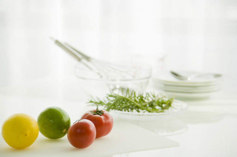 无人,横图,室内,特写,白天,白色背景,正面,植物,餐桌,桌子,柠檬,蔬菜,西红柿,餐具,水果,金属制品,一把,一堆,许多,堆叠,堆积,朦胧,模糊,新鲜,金属,碟子,工具,盘,勺子,生食,食品,果实,草药,药草,中药,食物,两个,一个,盘子,打蛋器,调羹,碟,汤匙,摄影,有机食品,绿色食品,影棚,单个,餐台,堆,迷迭香,药材,中草药,中药材,本草,海洋之露,酸橙,代代,益母果,柠果,橙子,橙,番茄,彩图,影棚拍摄,拍摄