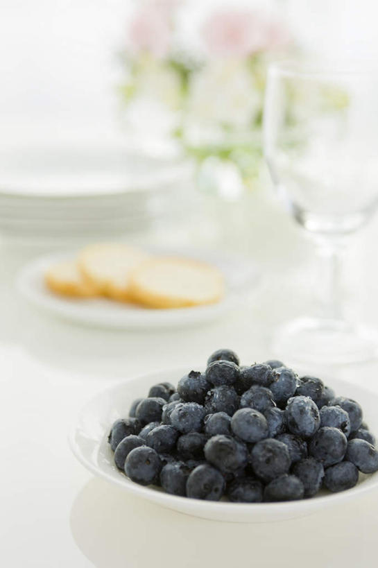 点心,面包,无人,竖图,俯视,室内,特写,白天,白色背景,餐桌,桌子,浆果,蓝莓,杯子,餐具,水果,一堆,许多,堆叠,堆积,朦胧,模糊,新鲜,碟子,高脚杯,盘,生食,食品,面点,果实,红酒杯,三片,玻璃制品,食物,糕点,一个,盘子,酒杯,碟,摄影,有机食品,绿色食品,影棚,单个,餐台,堆,玻璃杯,山都柿,蓝浆果,蓝靛果,彩图,高角度拍摄,影棚拍摄,拍摄