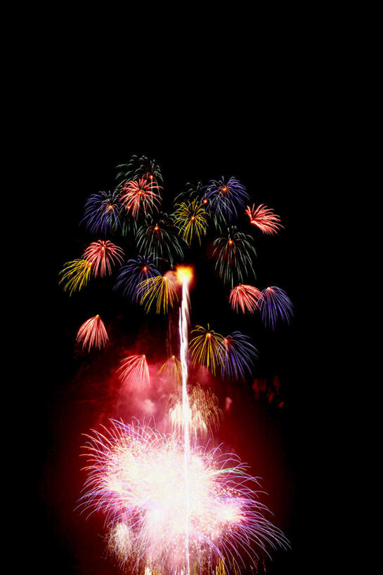 无人,竖图,室外,特写,夜晚,仰视,旅游,度假,烟火,朦胧,模糊,庆祝,美丽,娱乐,黑色,天空,焰火,天,享受,休闲,闪耀,放松,庆贺,闪烁,祝贺,礼花,花炮,礼花炮,绚烂,闪动,闪灼,烟花,彩图,低角度拍摄