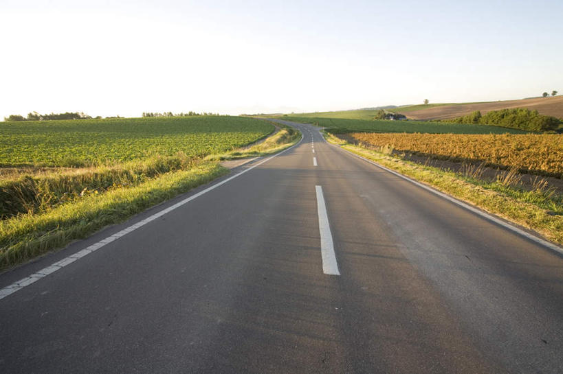 无人,横图,俯视,室外,白天,旅游,度假,草地,草坪,美景,植物,道路,路,公路,北海道,日本,亚洲,朦胧,模糊,地平线,景观,辽阔,分界线,地面,停车线,交通,娱乐,草,蓝色,绿色,蓝天,天空,自然,天,享受,休闲,景色,放松,晴朗,车行道,车行道分界线,一望无际,自然风光,延伸,标线,东亚,车行线,万里无云,日本国,天地相交,北海道地方,北海道岛,美瑛町,美瑛,晴空,晴空万里,马路,彩图,高角度拍摄