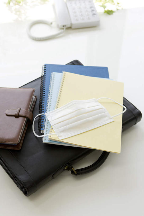 无人,办公室,打电话,竖图,俯视,室内,特写,白天,家具,桌子,静物,电话,一堆,堆叠,堆积,朦胧,模糊,分离,包,公文包,办公桌,记事本,过滤,分开,通讯设备,一个,本子,笔记本,话筒,口罩,三本,隔断,电话线,遮掩,摄影,影棚,单个,公事包,堆,隔离,卫生,掩盖,遮挡,净化,间隔,预防,遮盖,防尘,一部,办公家具,掩饰,断绝,隔开,屏蔽,屏绝,远离,中断,阻遏,阻隔,交流,电话机,沟通,通话,彩图,高角度拍摄,影棚拍摄,拍摄