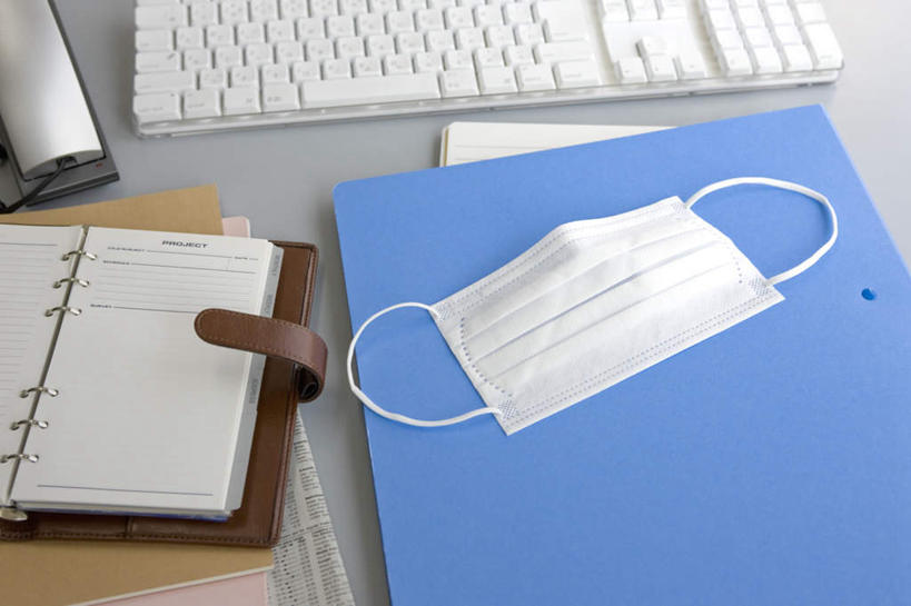 无人,办公室,打电话,横图,俯视,室内,特写,白天,键盘,家具,桌子,静物,报纸,电话,朦胧,模糊,分离,信息,材料,档案,文件,办公桌,备忘录,记事本,过滤,分开,输入设备,通讯设备,一个,本子,笔记本,话筒,口罩,资料,隔断,电话线,遮掩,摄影,影棚,单个,隔离,新闻,卫生,掩盖,遮挡,净化,文档,间隔,通信设备,预防,遮盖,防尘,一部,办公家具,掩饰,断绝,隔开,屏蔽,屏绝,远离,中断,阻遏,阻隔,交流,电话机,沟通,通话,彩图,高角度拍摄,影棚拍摄,拍摄,报刊