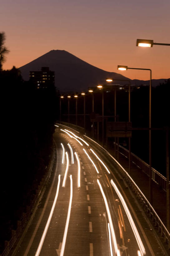无人,竖图,俯视,室外,夜晚,火山,山,山脉,道路,路,路灯,公路,照明,富士山,静冈县,日本,亚洲,一排,许多,朦胧,模糊,整齐,山峰,灯光,分界线,停车线,交通,山峦,灯,排列,蓝色,蓝天,天空,群山,天,晴朗,车行道,车行道分界线,照亮,照明设备,队列,标线,东亚,车行线,本州,万里无云,本州岛,日本国,中部地方,静冈,山梨,山梨县,活火山,死火山,休眠火山,晴空,晴空万里,马路,彩图,高角度拍摄