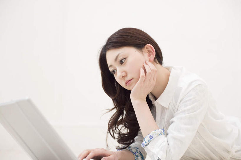 东方人,一个人,商务人士,商务女性,坐,横图,室内,白天,白色背景,侧面,电脑,笔记本电脑,亚洲,仅一个年轻女性,仅一个女性,仅一个人,撑,敲打,套装,朦胧,模糊,网络,托腮,注视,黄种人,输入,通讯设备,打字,观察,看,托,摄影,影棚,观看,点击,敲击,察看,无线,关注,托下巴,通信设备,商务装,无线网络,无线上网,便携式电脑,工薪阶层,按键,手提电脑,年轻女性,女人,女性,亚洲人,白领,上班族,坐着,半身,彩图,影棚拍摄,拍摄