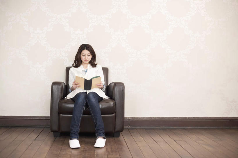 东方人,一个人,坐,横图,室内,白天,正面,看书,阅读,地板,沙发,书籍,亚洲,仅一个年轻女性,仅一个女性,仅一个人,握,学习,朦胧,模糊,墙,地面,拿,拿着,注视,黄种人,木地板,墙壁,墙面,书本,观察,看,读书,浏览,握着,观看,察看,关注,年轻女性,女人,女性,亚洲人,书,图书,坐着,彩图,全身,皮沙发