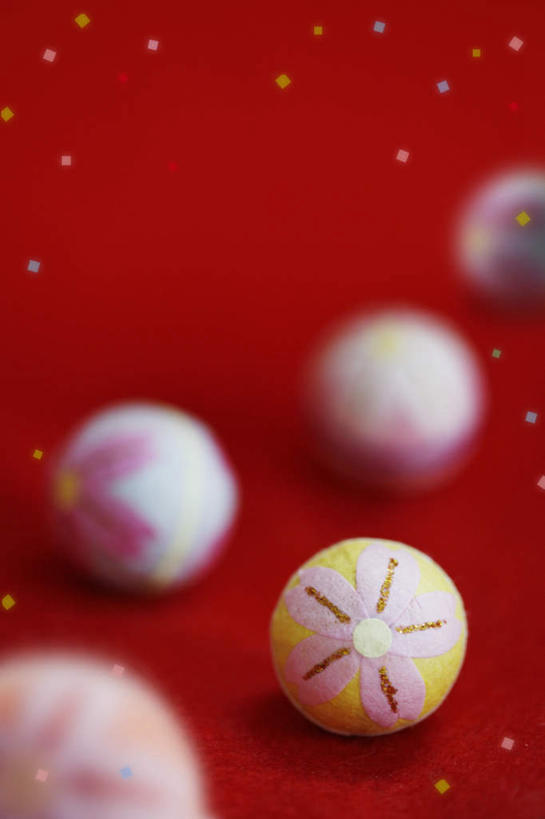 无人,竖图,俯视,室内,特写,白天,游戏,静物,玩具,五个,许多,红色背景,朦胧,模糊,日本文化,艺术,球状,玩,文化,娱乐,传统,球,三个,线球,休闲,球体,益智,摄影,影棚,活动,发泄,消遣,智力,宣泄,手鞠,手毬,玩耍,嬉戏,彩图,高角度拍摄,影棚拍摄,拍摄