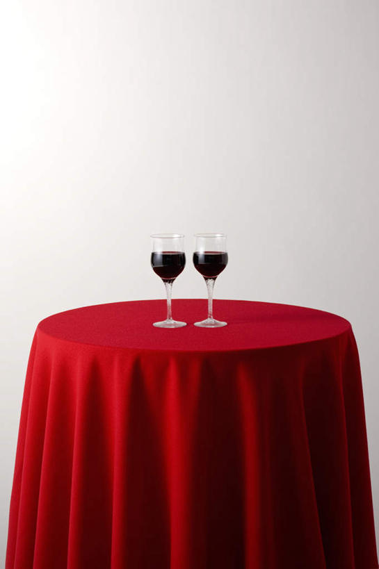 红酒,无人,竖图,室内,特写,白天,正面,餐桌,桌子,静物,杯子,礼盒,礼物,灰色背景,朦胧,模糊,布料,高脚杯,丝绸,丝带,纸盒,缎带,红酒杯,酒类,两杯,布纹,玻璃制品,绸带,盒子,酒,桌布,饮料,红色,绿色,包装盒,餐巾,酒杯,礼品盒,台布,红葡萄酒,摄影,礼品,影棚,餐台,玻璃杯,彩图,影棚拍摄,拍摄