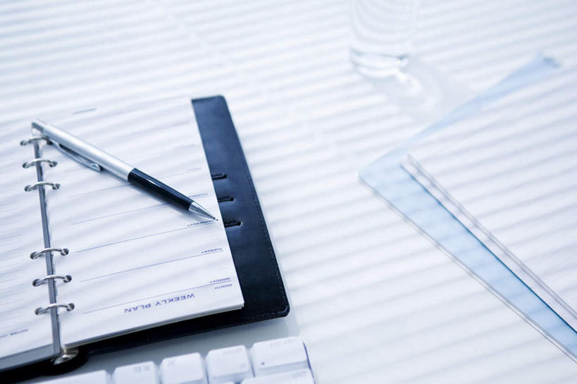 无人,横图,俯视,室内,特写,白天,键盘,水,静物,朦胧,模糊,笔,材料,档案,文件,液体,水滴,办公用品,记事本,圆珠笔,输入设备,通讯设备,文具,本子,笔记本,瓶子,塑料制品,学习用品,资料,翻开,塑料瓶,文具用品,一支,文档,通信设备,彩图,高角度拍摄