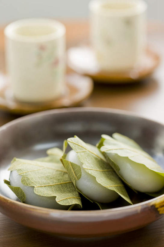 点心,无人,竖图,俯视,室内,特写,白天,餐桌,桌子,杯子,餐具,一排,朦胧,模糊,整齐,碟子,盘,陶瓷,食品,甜点,甜品,陶瓷制品,食物,糕点,排列,三个,盘子,水杯,碟,甜食,摄影,影棚,餐台,队列,茶杯,彩图,高角度拍摄,影棚拍摄,拍摄