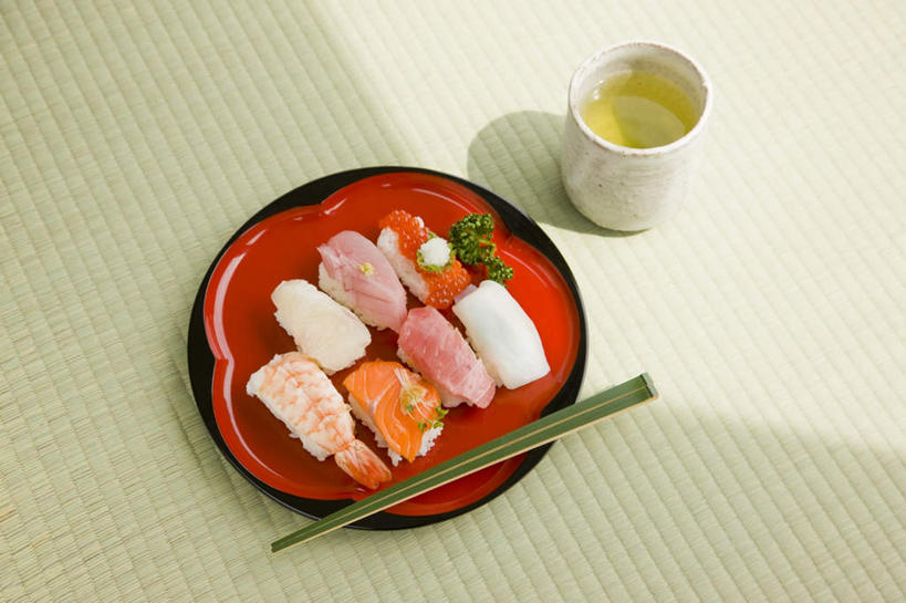 米饭,三文鱼,寿司,无人,横图,俯视,室内,特写,白天,烹饪,幸福,餐桌,茶,筷子,桌子,鲑鱼,静物,杯子,餐具,阴影,朦胧,模糊,光线,碟子,盘,影子,虾,鱼卵,日本料理,茶叶,料理,食品,饭,鲔鱼,鱼籽,文化,娱乐,传统,金枪鱼,菜肴,美食,食物,阳光,盘子,水杯,碟,日式料理,享受,休闲,日式,温馨,放松,乐趣,摄影,佳肴,影棚,餐台,礼节,大马哈鱼,五谷,吞拿鱼,提神,舒适,醋饭,醒脑,礼仪,撒蒙鱼,萨门鱼,冰海之皇,鲑,马哈鱼,麻哈鱼,大麻哈鱼,四喜饭,茶杯,进餐用具,彩图,高角度拍摄,影棚拍摄,拍摄