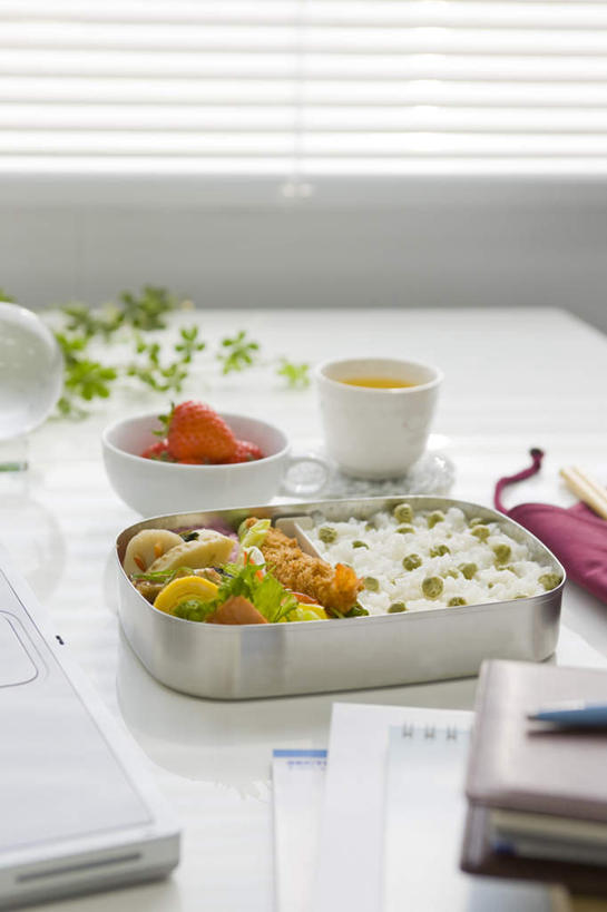 盒饭,无人,办公室,竖图,俯视,室内,特写,白天,烹饪,幸福,电脑,笔记本电脑,茶,家具,桌子,草莓,浆果,杯子,水果,笔筒,一本,一堆,一排,许多,堆叠,堆积,朦胧,模糊,新鲜,整齐,网络,笔,便当,材料,瓷器,档案,文件,办公桌,生食,天妇罗,日本料理,茶叶,料理,食品,果实,办公用品,备忘录,记事本,咖啡杯,陶瓷制品,圆珠笔,娱乐,通讯设备,菜肴,美食,文具,食物,排列,一个,红色,水杯,学习用品,资料,日式料理,享受,休闲,日式,温馨,便捷,放松,乐趣,佳肴,有机食品,绿色食品,单个,堆,文具用品,便利,提神,无线,舒适,队列,文档,瓷杯,醒脑,通信设备,无线网络,无线上网,便携式电脑,办公家具,快捷,弁当,手提电脑,茶杯,洋莓,水果皇后,红莓,地莓,彩图,高角度拍摄