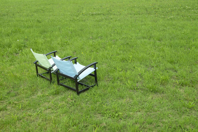 无人,横图,俯视,室外,白天,草地,草坪,美景,植物,椅子,一排,阴影,朦胧,模糊,整齐,光线,影子,木椅,景观,草,排列,两个,绿色,阳光,自然,景色,队列,自然风光,彩图,高角度拍摄