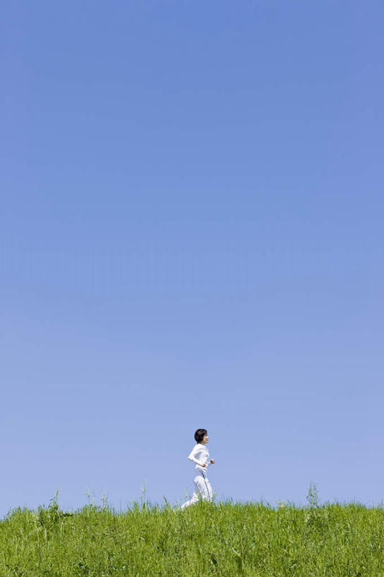 东方人,一个人,跑,竖图,室外,白天,侧面,运动服,锻炼,旅游,度假,运动,草地,草坪,美景,植物,亚洲,仅一个年轻女性,仅一个女性,仅一个人,服装,朦胧,模糊,景观,黄种人,娱乐,草,衣服,蓝色,绿色,白色,蓝天,天空,自然,天,享受,休闲,景色,放松,服饰,晴朗,衣着,穿着,自然风光,万里无云,衣饰,体育,年轻女性,女人,女性,亚洲人,晴空,晴空万里,跑步,彩图,全身,健身,运动装
