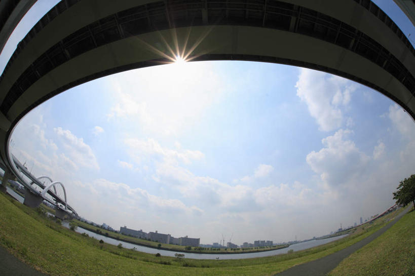 无人,高楼大厦,横图,室外,白天,广角镜头,鱼眼镜头,仰视,度假,草地,草坪,河流,美景,水,植物,城市风光,城市,大桥,大厦,道路,建筑,立交桥,路,摩天大楼,桥梁,公路,朦胧,模糊,河水,景观,水流,云,云朵,高架,斜拉桥,桥,交通,背光,云彩,娱乐,建设,草,蓝色,绿色,白云,蓝天,天空,天,享受,休闲,景色,放松,晴朗,逆光,晴空,马路,彩图,低角度拍摄,大楼,高层建筑,高楼,摩天楼