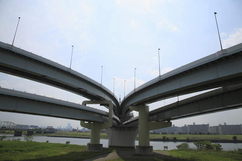 无人,高楼大厦,横图,室外,白天,仰视,度假,草地,草坪,美景,植物,城市风光,标志建筑,城市,大桥,大厦,道路,地标,建筑,立交桥,路,摩天大楼,桥梁,公路,一排,许多,阴影,朦胧,模糊,整齐,光线,影子,景观,云,云朵,高架,斜拉桥,桥,交通,云彩,娱乐,建设,草,排列,蓝色,绿色,白云,蓝天,天空,阳光,天,享受,休闲,景色,放松,晴朗,队列,高架桥,高架道路,跨线桥,晴空,彩图,低角度拍摄,大楼,高层建筑,高楼,摩天楼